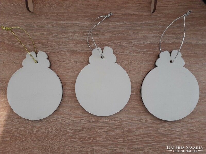 A wooden Christmas tree decoration can be ordered