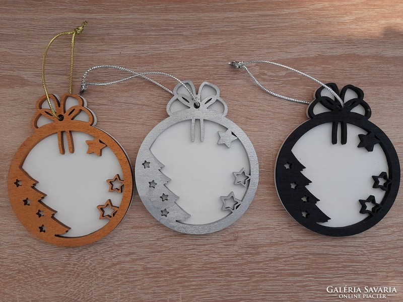 A wooden Christmas tree decoration can be ordered