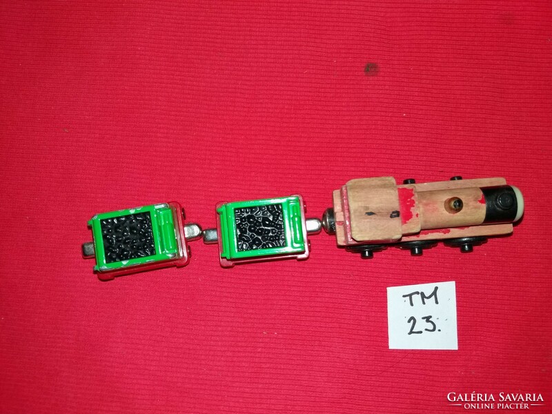 Old magnetic wooden thomas locomotive from the 1970s with 2 coal cars according to the pictures 23