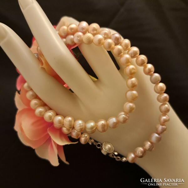 Freshwater pearl necklaces are eternal elegance.