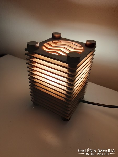 Modern fa asztali lámpa