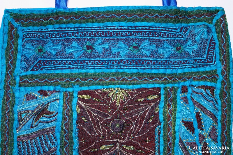 Türkizkék, virágos indiai textilekből készült, kézzel és géppel hímzett, patchwork női válltáska