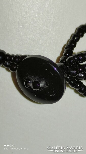 Apró fekete gyöngy többsoros nyaklánc gyöngyház kagyló medállal
