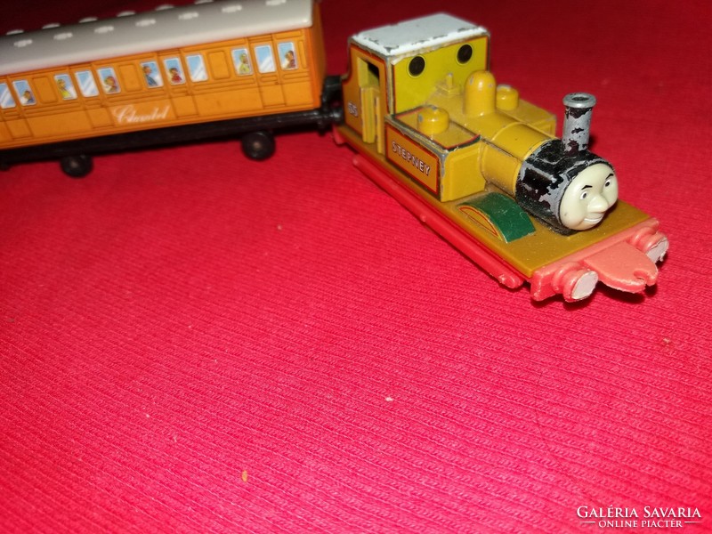 Old quality metal thomas locomotive from the 1970s with wagon according to the pictures 22.