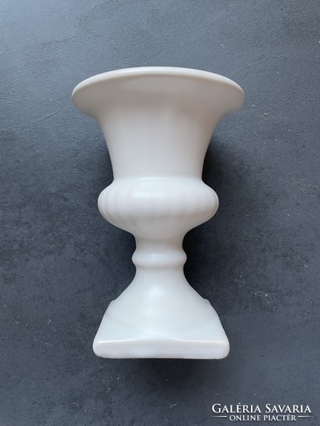 Fehér amfora alakú porcelán kis váza, dísz