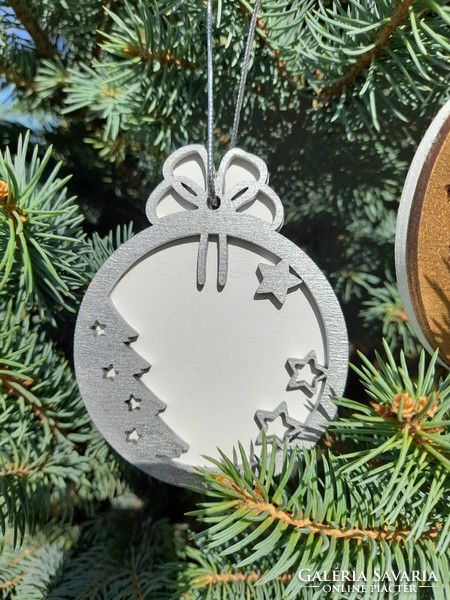 A wooden Christmas tree decoration can be ordered