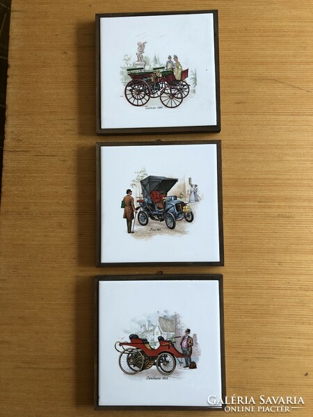 3 db falikép, Daimler-1886, Fiat-1901, Lanchester-1895 fa keretben fehér csempén