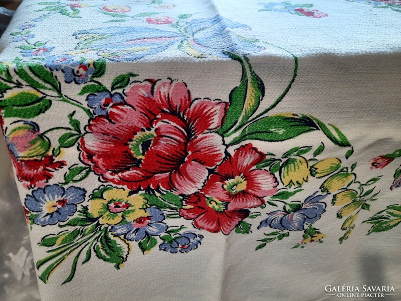 Retro decorative canvas with a vivid floral pattern? Tablecloth 120 x 110 cm