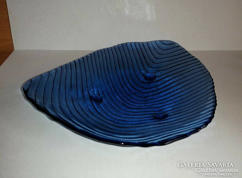 Blue glass three-legged serving bowl in the middle of the table (5/d)