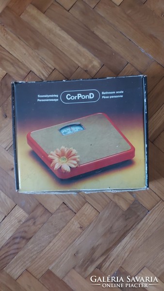 Retro room scale personal scale, in perfect, beautiful condition in its original box.