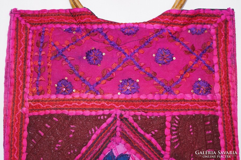 Pink, virágos indiai textilekből készült, kézzel és géppel hímzett, patchwork közepes női kézitáska
