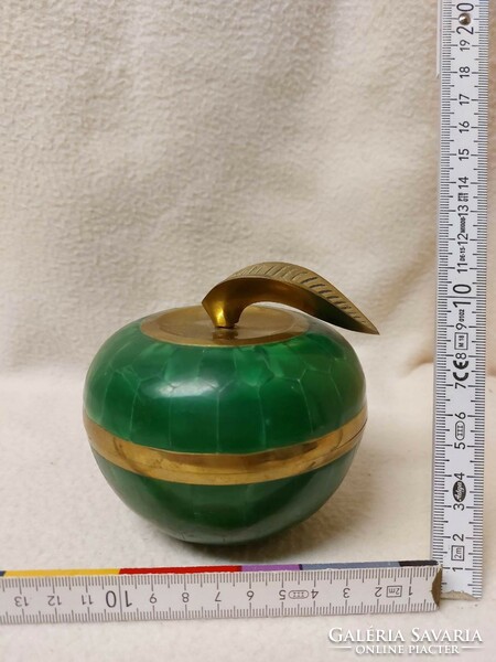 Zöld fémből készült alma