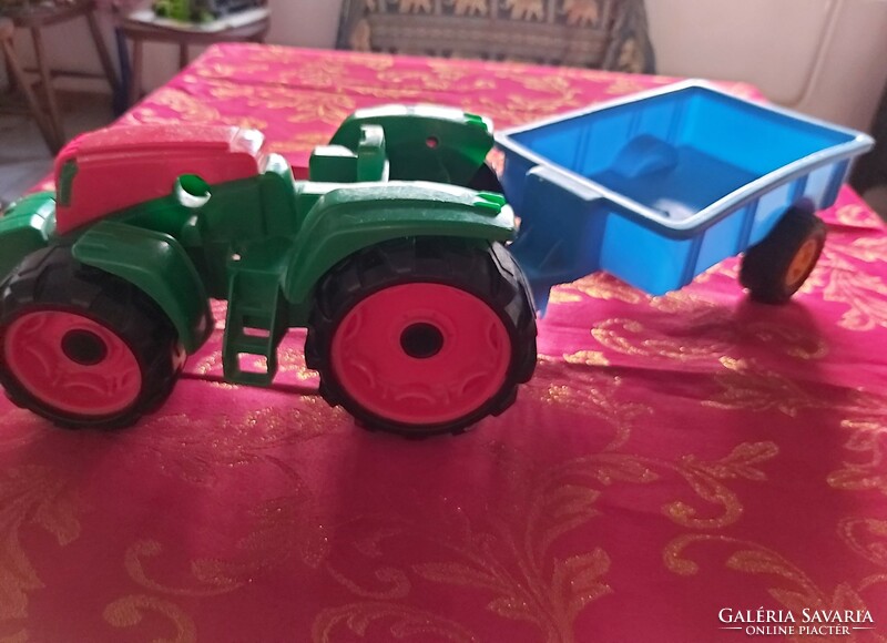 Toy vehicle with tractor pull