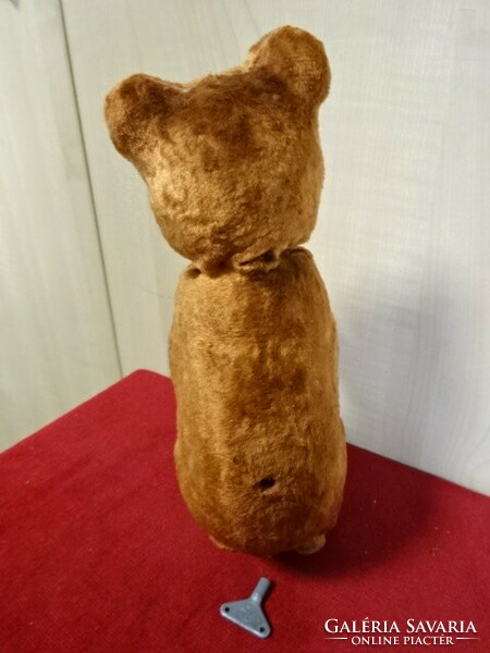 Orosz felhúzható, szőrös medve, magassága 23 cm. Jókai.