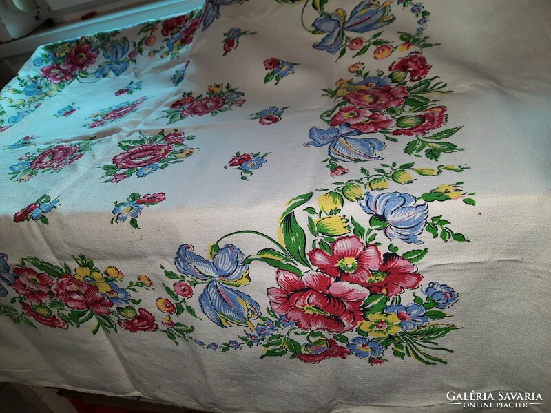 Retro decorative canvas with a vivid floral pattern? Tablecloth 120 x 110 cm