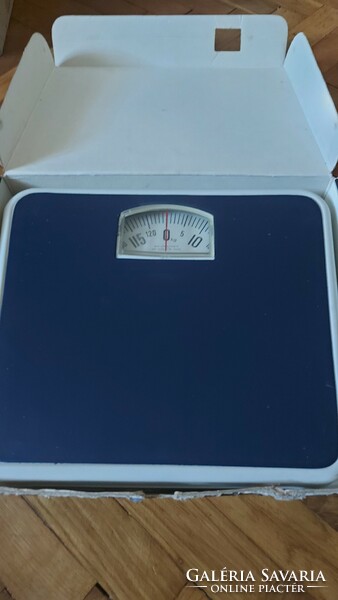 Retro room scale personal scale, in perfect, beautiful condition in its original box.