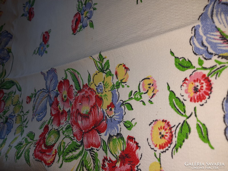 Retro decorative canvas with a vivid floral pattern? Tablecloth 120 x 110 cm