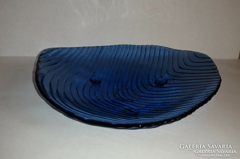 Blue glass three-legged serving bowl in the middle of the table (5/d)