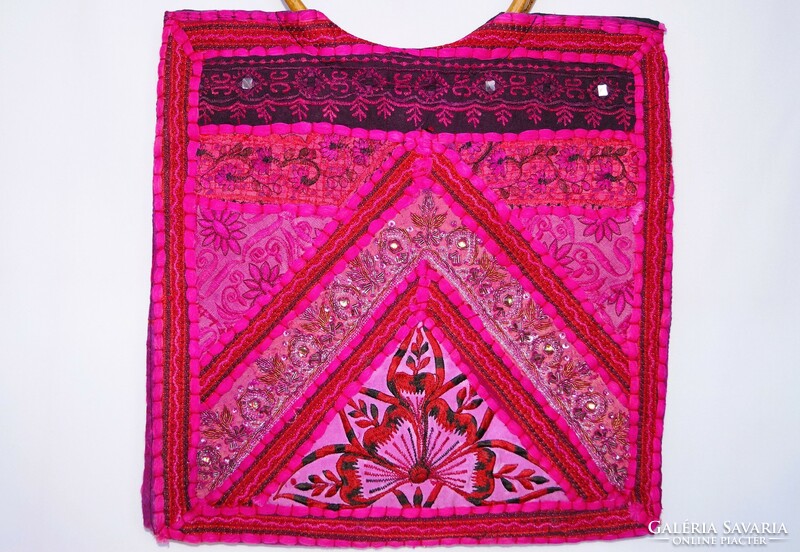 Pink, virágos indiai textilekből készült, kézzel és géppel hímzett, patchwork közepes női kézitáska