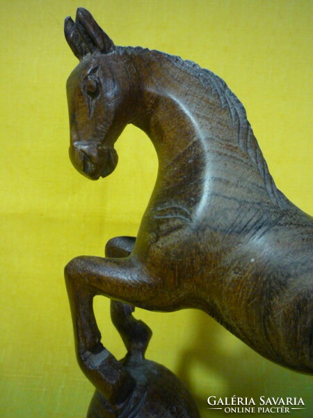 Ágaskodó ló faragott fa szobor 2309 27.