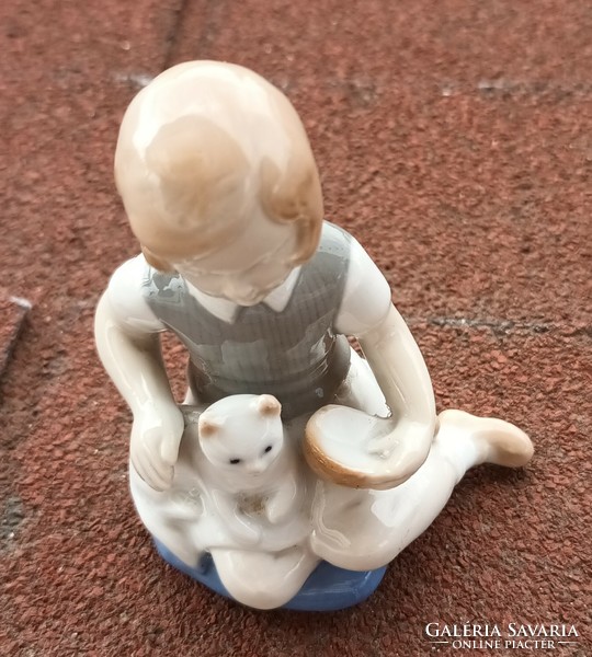 Unter blase porcelain figurine - little girl feeding a kitten