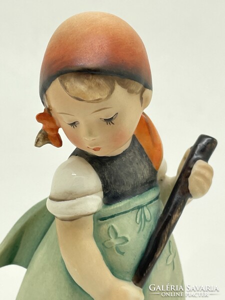 Hummel Goebel porcelán figura TMK2 171 Little sweeper kislány sepreget 12cm