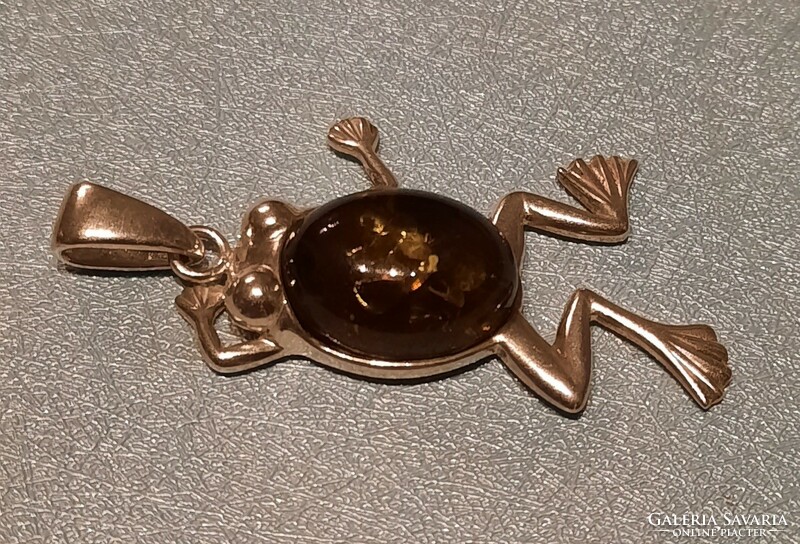 Beautiful silver frog pendant with rare green amber
