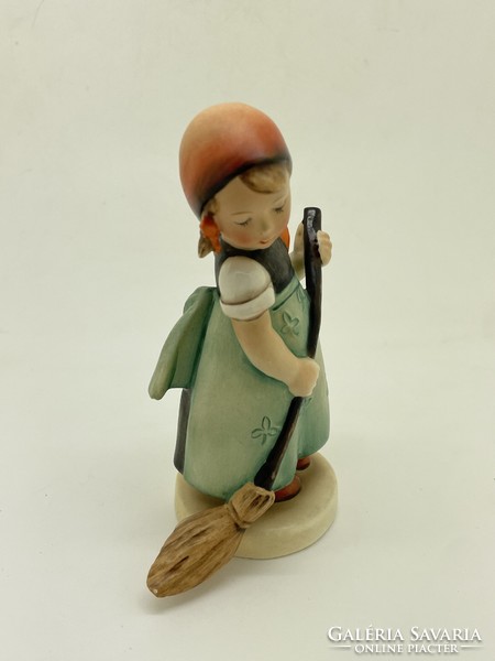 Hummel Goebel porcelán figura TMK2 171 Little sweeper kislány sepreget 12cm