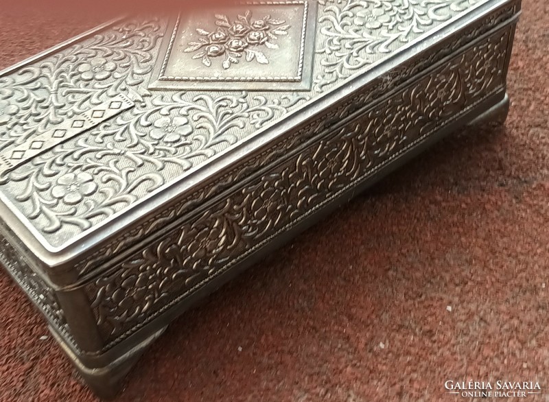 Silver-plated baroque floral box - gift box