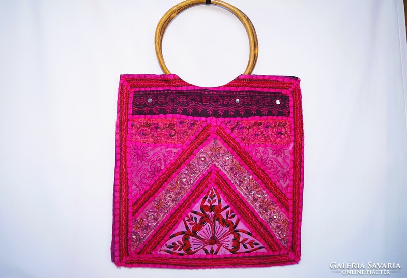 Pink, virágos indiai textilekből készült, géppel és kézzel hímzett, patchwork közepes női kézitáska