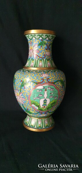 Chinese enamel vase 19cm