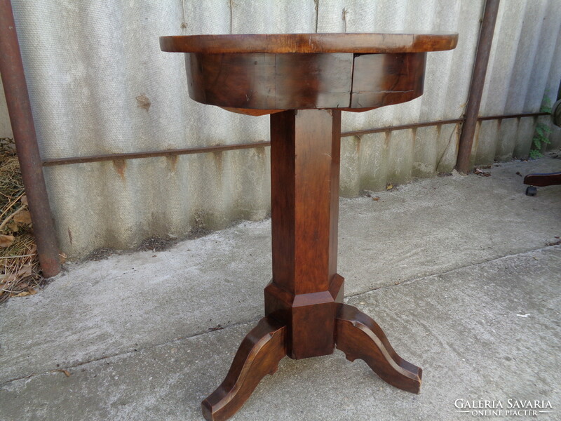 Art deco table