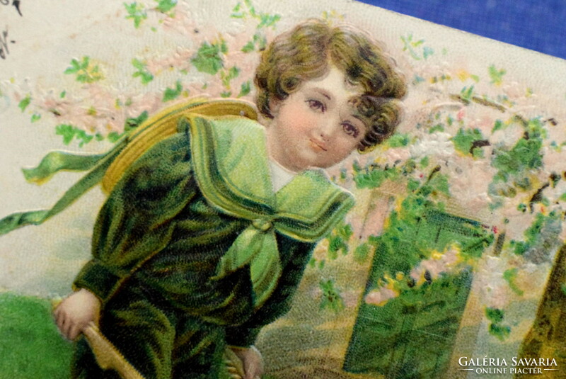 Antik dombornyomott üdvözlő képeslap kertészkedő kisfiú