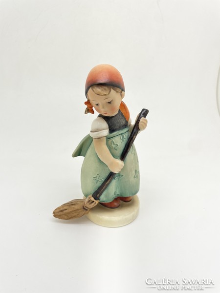 Hummel Goebel porcelán figura TMK2 171 Little sweeper kislány sepreget 12cm