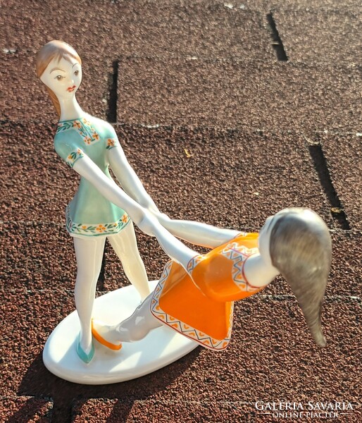Pörgő lányok - hollóházi porcelán szobor figura
