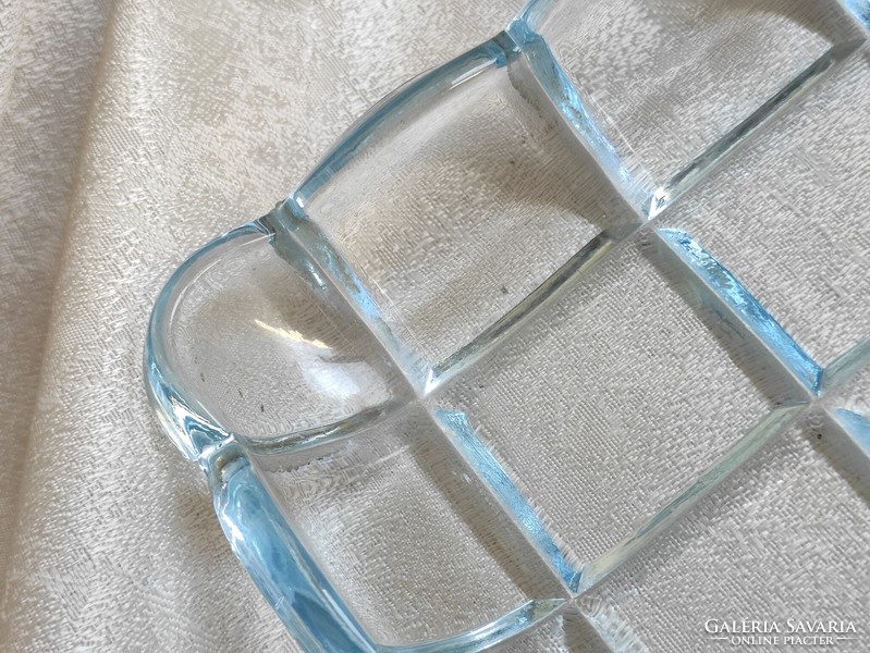 Halvány kék kisméretű csiszolt üveg kínáló tál négyzethálósran is romantikus