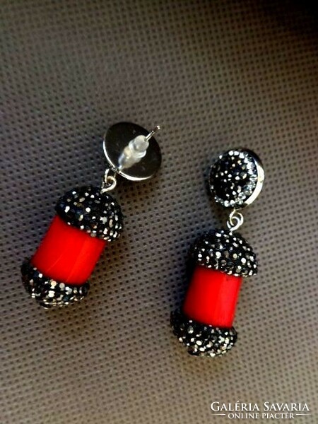 Coral cylindrical earrings with sparkling decoration