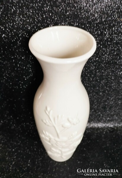 Hófehér domború virágmintás porcelán váza