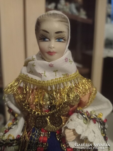 !RITKA GYÖNYÖRŰ!! Egyedi porcelán baba népi ruhában 28 cm