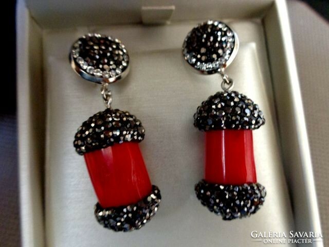 Coral cylindrical earrings with sparkling decoration