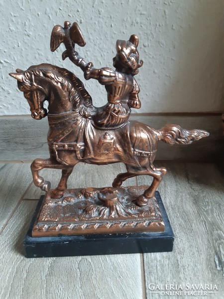 Régi bronzírozott fém szobor: solymászó lovas hölgy (20,8x14,5x7,8 cm)