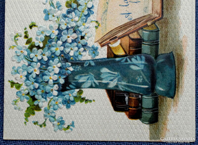 Antik dombornyomott  litho üdvözlő képeslap csendélet könyvvel nefelejcs vázában