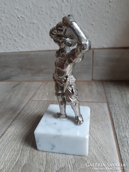 Érdekes régi fém szobor: mulató középkori figura (14,5 cm)