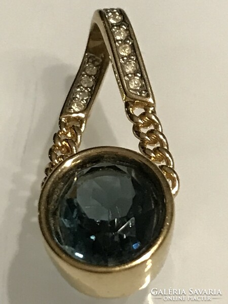 Swarovski medál zafírkék kristály középpel, 3,5 cm hosszú