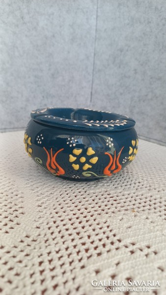 Retro embossed, hand-painted ceramic ashtray with a windproof top 6 x 10 cm.