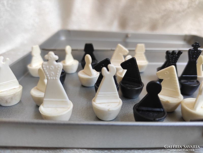 Mágneses sakk játék modern stílusú fekete fehér műanyag bábukkal retro utazó játék