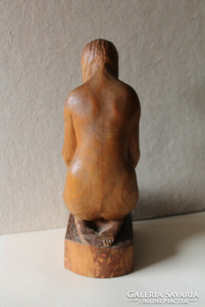 Kneeling woman (statue)