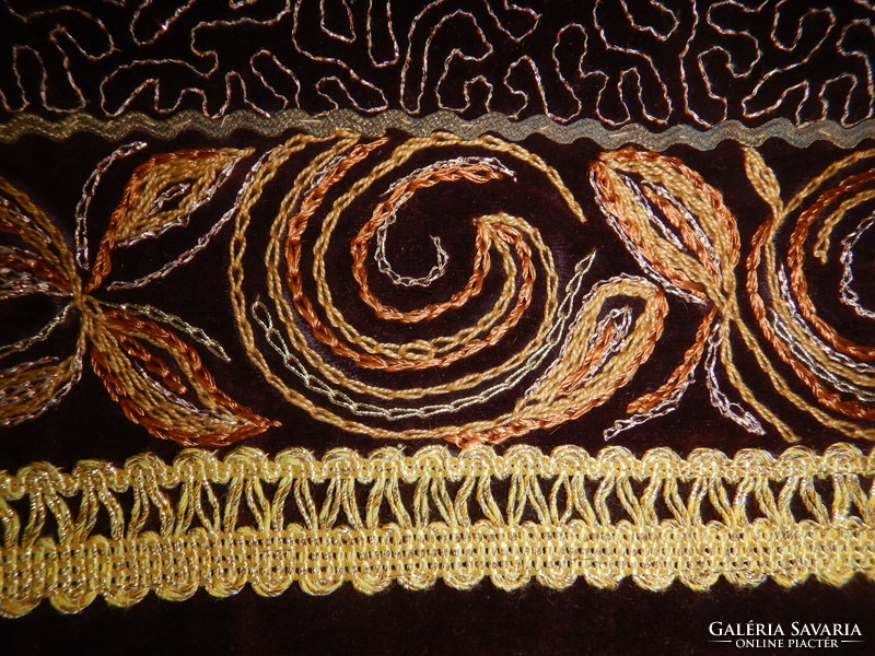 Runner and tablecloth embroidered with gold thread on a velvet-like base