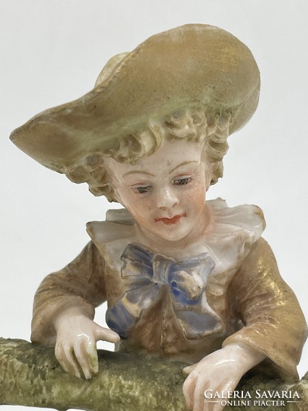 Antik osztrák bécsi porcelán Ernst Wahliss 1890 fiú a kerítésnél 13.5cm