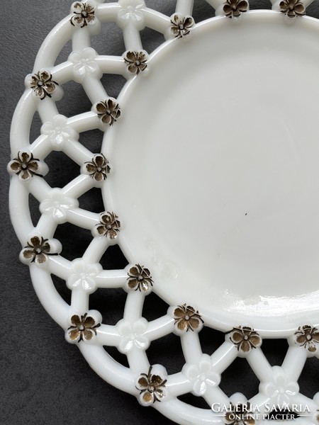 Áttört szélű ragyogó hófehér alapon, igazán mutatós arany virágokkal díszített tejüveg tányér